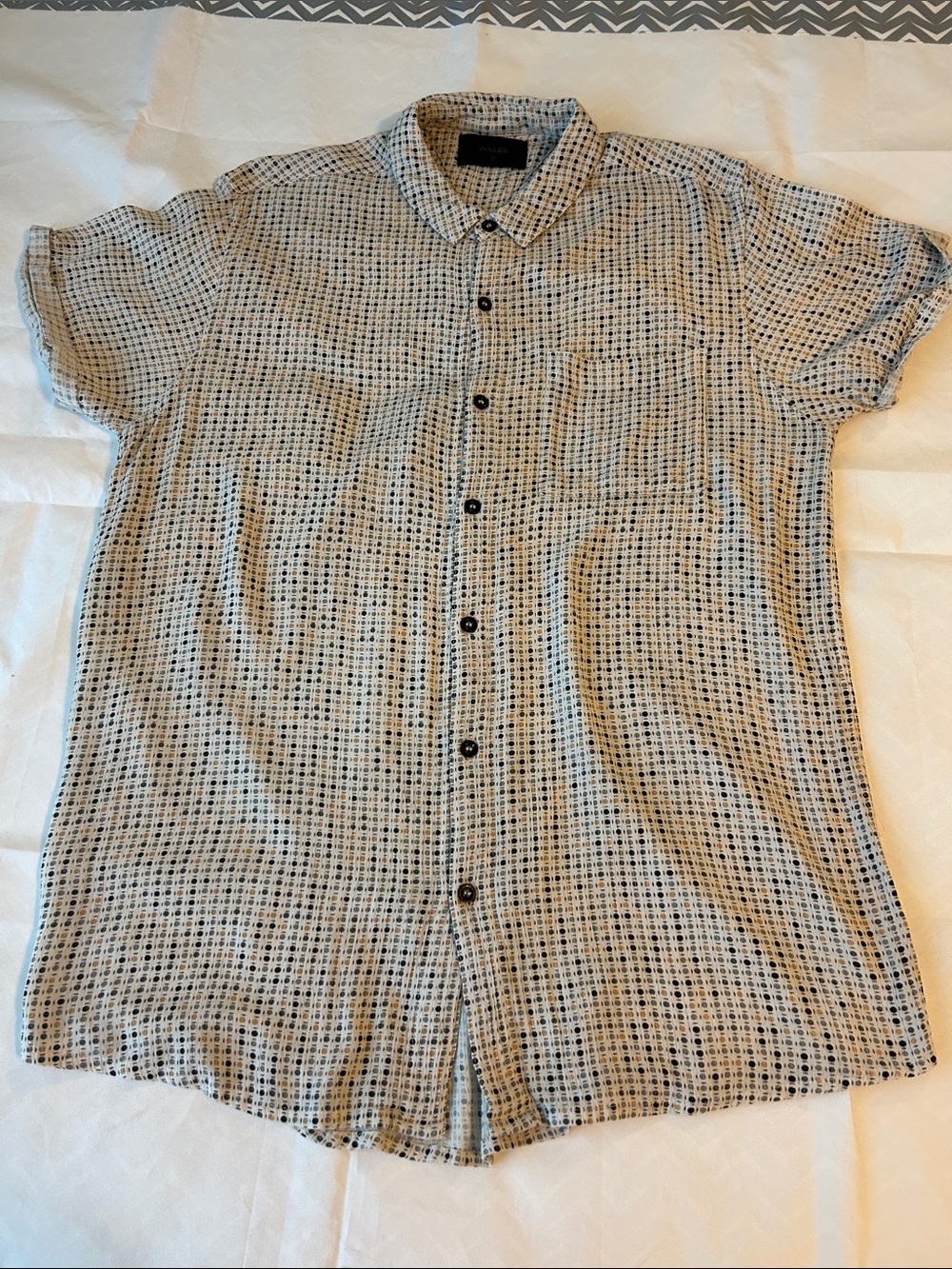 Rolla’s Men's Short Sleeve Button-Up Shirt in Beige and Navy Grid.Size Medium